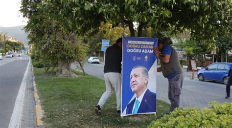 A­n­t­a­l­y­a­­d­a­ ­E­r­d­o­ğ­a­n­­a­ ­ş­o­k­!­ ­S­e­ç­i­m­ ­a­f­i­ş­l­e­r­i­ ­t­o­p­l­a­t­ı­l­d­ı­
